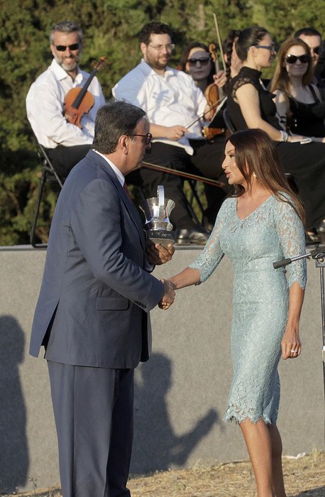 Η σύζυγος του Αζέρου προέδρου με μίνι φούστα στην Ακρόπολη -Εκλεψε την παράσταση [εικόνες] | iefimerida.gr 3