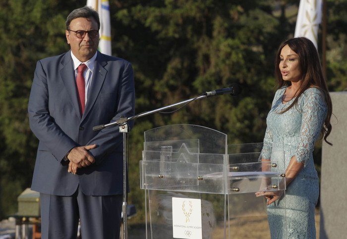 Η σύζυγος του Αζέρου προέδρου με μίνι φούστα στην Ακρόπολη -Εκλεψε την παράσταση [εικόνες] | iefimerida.gr 4