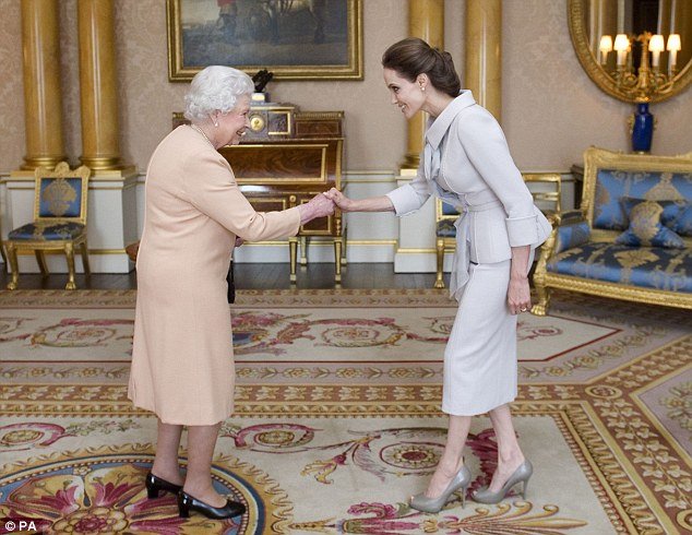 H Αντζελίνα Τζολί έγινε... Ιππότης -Η Βασίλισσα Ελισάβετ την έχρισε «dame» [εικόνες] | iefimerida.gr 0