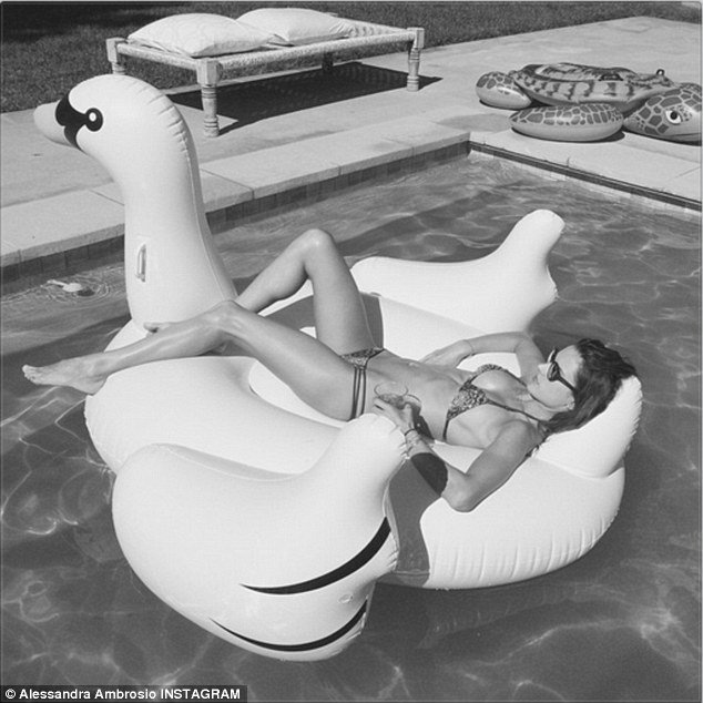 Μία σέξι μαμά: Η Αμπρόσιο απολαμβάνει τις διακοπές με τα παιδιά της [εικόνες] | iefimerida.gr 0