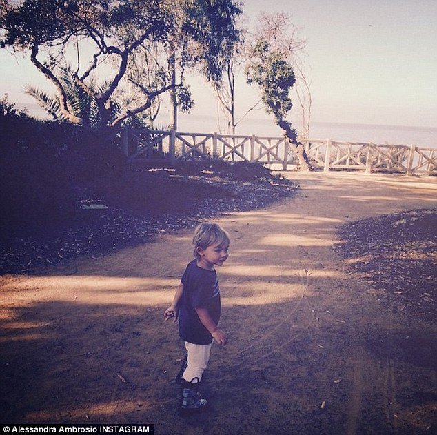 Μία σέξι μαμά: Η Αμπρόσιο απολαμβάνει τις διακοπές με τα παιδιά της [εικόνες] | iefimerida.gr 1