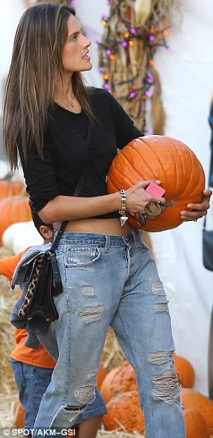 Μία σέξι μαμά: Η Αμπρόσιο απολαμβάνει τις διακοπές με τα παιδιά της [εικόνες] | iefimerida.gr 3