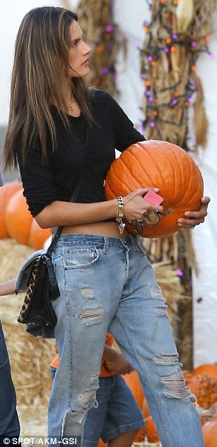 Μία σέξι μαμά: Η Αμπρόσιο απολαμβάνει τις διακοπές με τα παιδιά της [εικόνες] | iefimerida.gr 4