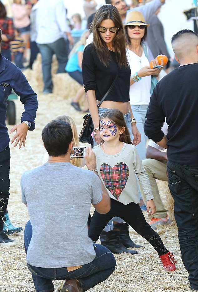 Μία σέξι μαμά: Η Αμπρόσιο απολαμβάνει τις διακοπές με τα παιδιά της [εικόνες] | iefimerida.gr 5