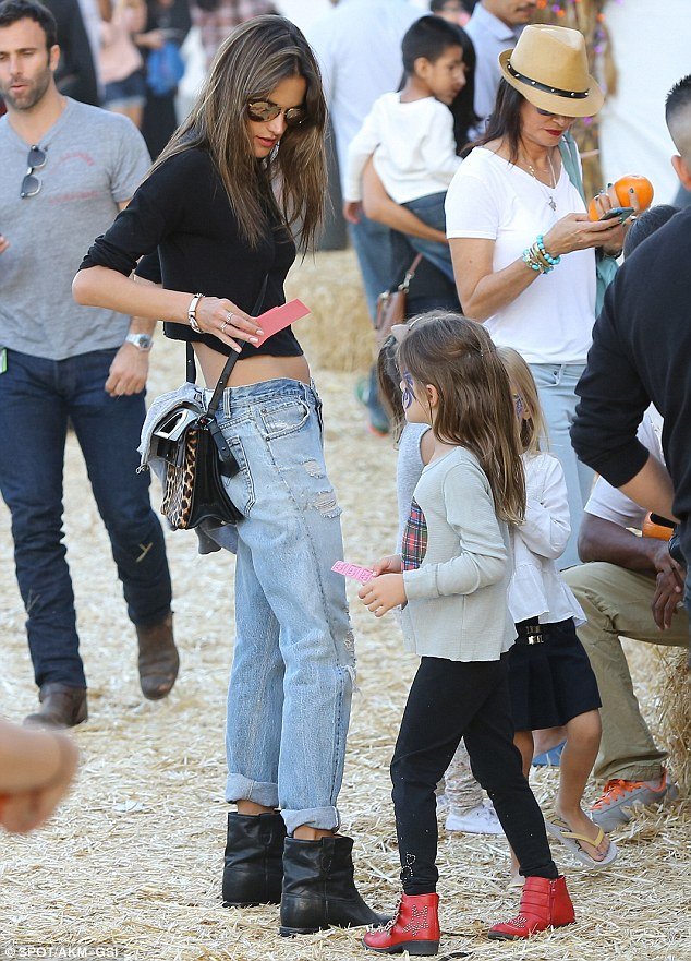 Μία σέξι μαμά: Η Αμπρόσιο απολαμβάνει τις διακοπές με τα παιδιά της [εικόνες] | iefimerida.gr 7