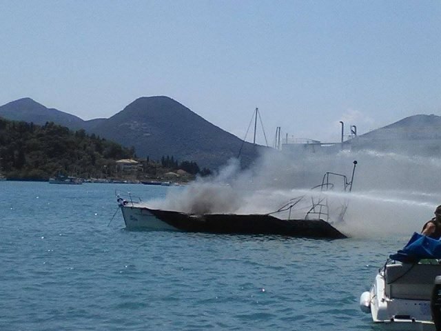 Θαλαμηγός στο Νυδρί τυλίχθηκε στις φλόγες -Κάηκε ολοσχερώς [εικόνες & βίντεο] | iefimerida.gr 6