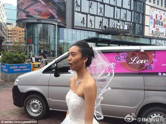 Η νύφη... γέρασε: Ζευγάρι χώρισε στη γαμήλια τελετή γιατί η γυναίκα βάφτηκε σαν ηλικιωμένη [εικόνες] | iefimerida.gr 1