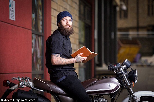 Ο παπα-χίπστερ: Γνωρίστε τον πιο μοδάτο κληρικό της Βρετανίας [εικόνες] | iefimerida.gr 2