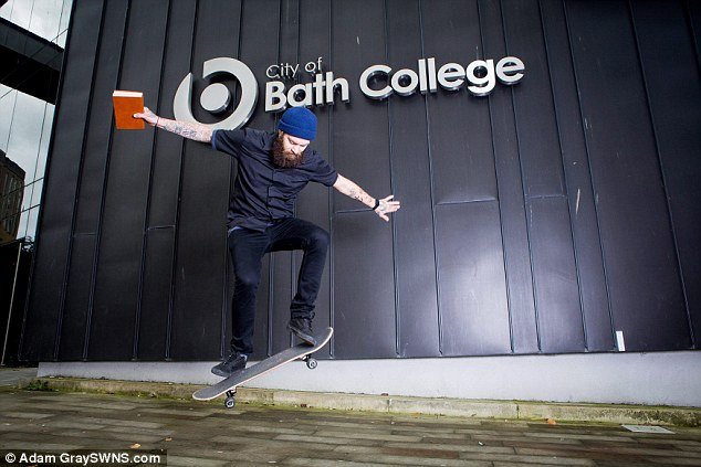 Ο παπα-χίπστερ: Γνωρίστε τον πιο μοδάτο κληρικό της Βρετανίας [εικόνες] | iefimerida.gr 3