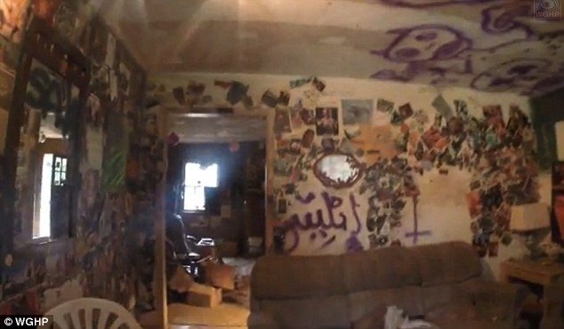 Σοκάρει το σπίτι του σατανιστή στη Βόρεια Καρολίνα: Ανατριχιαστικά σύμβολα και πεθαμένα ζώα [εικόνες] | iefimerida.gr 0