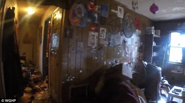 Σοκάρει το σπίτι του σατανιστή στη Βόρεια Καρολίνα: Ανατριχιαστικά σύμβολα και πεθαμένα ζώα [εικόνες] | iefimerida.gr 1