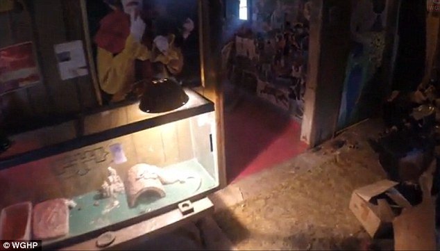 Σοκάρει το σπίτι του σατανιστή στη Βόρεια Καρολίνα: Ανατριχιαστικά σύμβολα και πεθαμένα ζώα [εικόνες] | iefimerida.gr 3