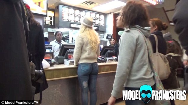 Πώς ένα μοντέλο περπάτησε ολόγυμνο στους δρόμους της Νέας Υόρκης και δεν την πήρε χαμπάρι κανείς [βίντεο]  | iefimerida.gr 7