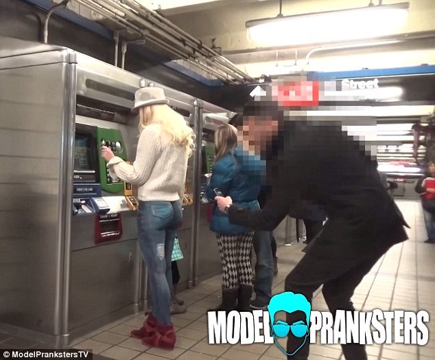 Πώς ένα μοντέλο περπάτησε ολόγυμνο στους δρόμους της Νέας Υόρκης και δεν την πήρε χαμπάρι κανείς [βίντεο]  | iefimerida.gr 9