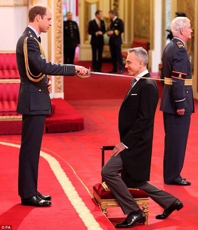 Η μέρα που ο Ντάνιελ Ντέι Λιούις έγινε ένας... σερ στο Μπάκιγχαμ [εικόνες] | iefimerida.gr 0