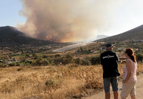 Μάχη με τις φλόγες στην Κερατέα - Σε απόσταση αναπνοής από σπίτια η φωτιά [εικόνες] | iefimerida.gr 1