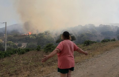 Νύχτα αγωνίας για τους κατοίκους: Σε πύρινο κλοιό η Κερατέα [εικόνες] | iefimerida.gr 1