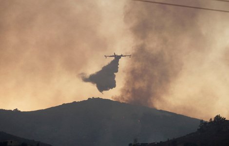 Νύχτα αγωνίας για τους κατοίκους: Σε πύρινο κλοιό η Κερατέα [εικόνες] | iefimerida.gr 3