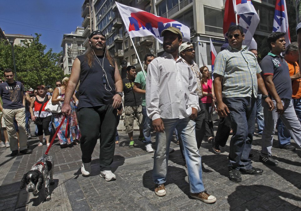 Ανοιχτά καταστήματα, κατεβασμένα ρολά -Πορεία διαμαρτυρίας στην Ερμού [εικόνες] | iefimerida.gr 5