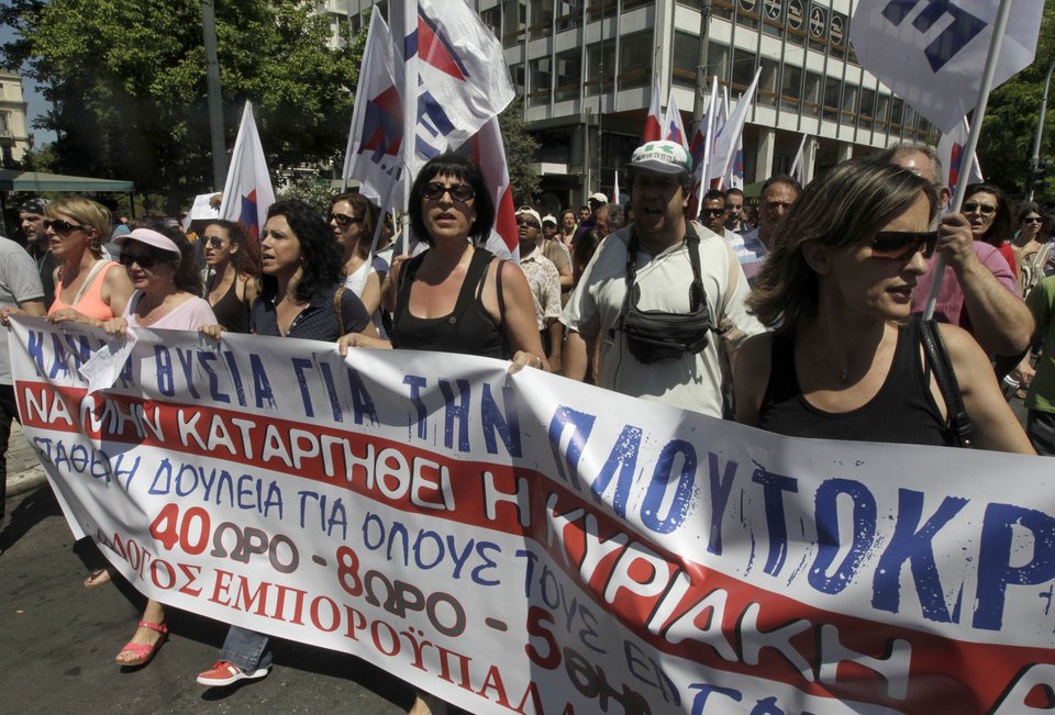 Ανοιχτά καταστήματα, κατεβασμένα ρολά -Πορεία διαμαρτυρίας στην Ερμού [εικόνες] | iefimerida.gr 6