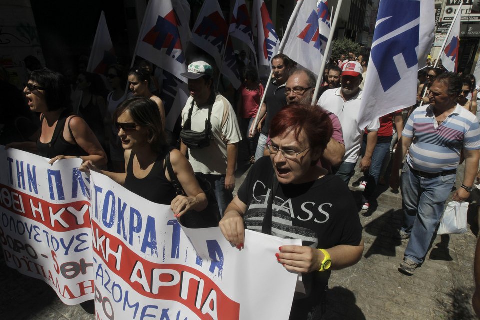 Ανοιχτά καταστήματα, κατεβασμένα ρολά -Πορεία διαμαρτυρίας στην Ερμού [εικόνες] | iefimerida.gr 8