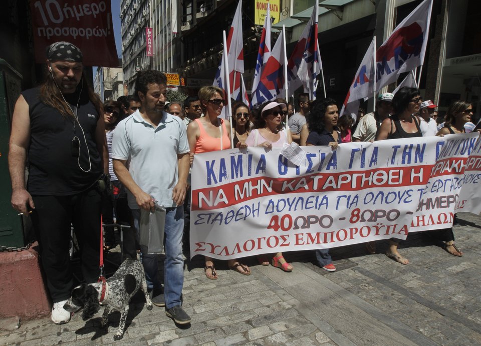 Ανοιχτά καταστήματα, κατεβασμένα ρολά -Πορεία διαμαρτυρίας στην Ερμού [εικόνες] | iefimerida.gr 9