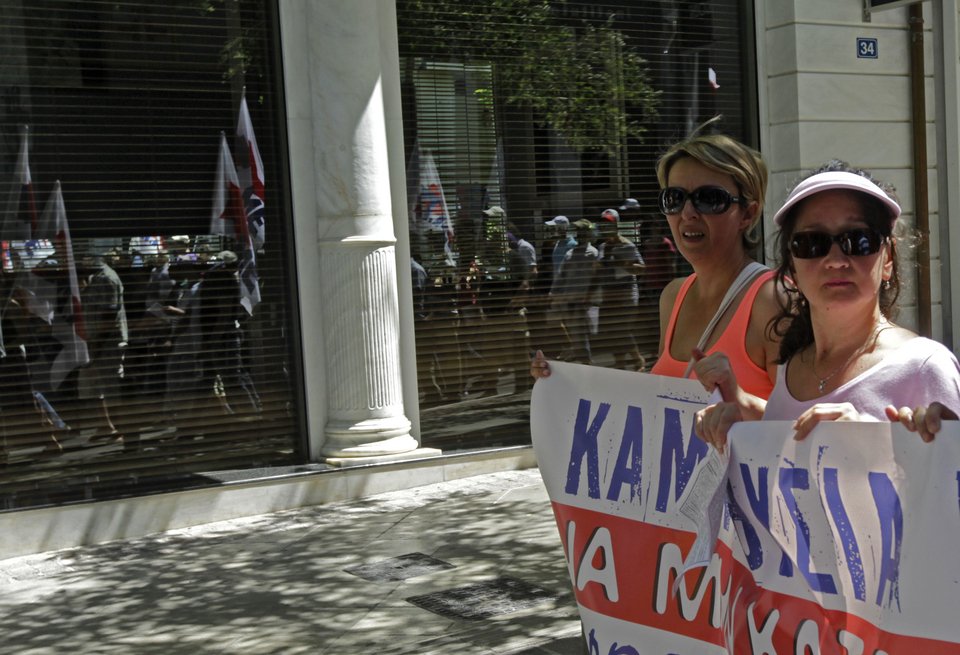 Ανοιχτά καταστήματα, κατεβασμένα ρολά -Πορεία διαμαρτυρίας στην Ερμού [εικόνες] | iefimerida.gr 10