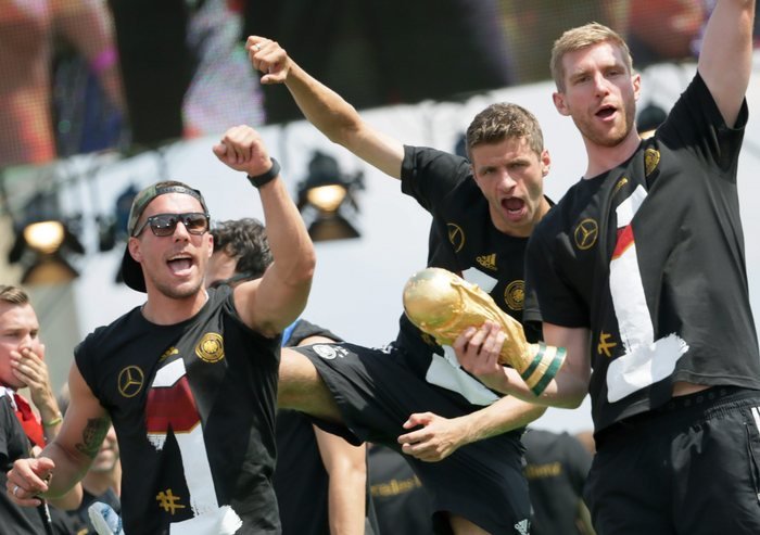 Η αποθέωση της παγκόσμιας πρωταθλήτριας: 500.000 Γερμανοί υποδέχθηκαν την εθνική τους [εικόνες&βίντεο] | iefimerida.gr 7