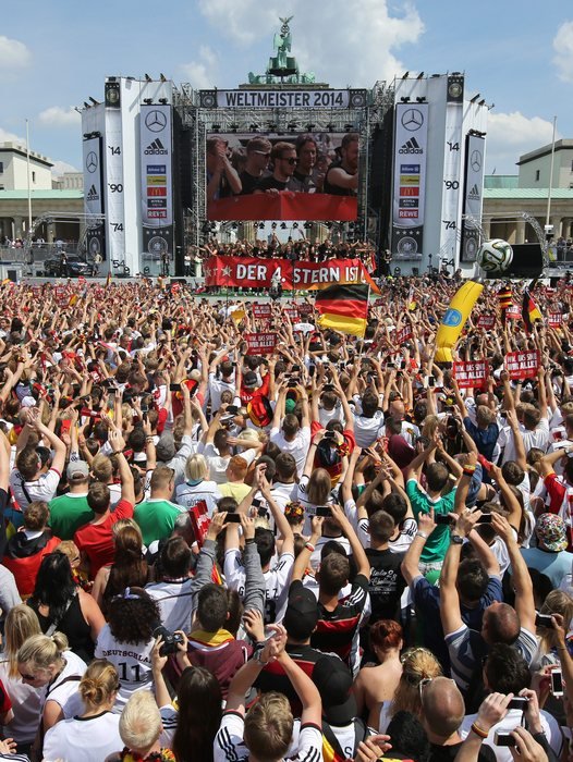 Η αποθέωση της παγκόσμιας πρωταθλήτριας: 500.000 Γερμανοί υποδέχθηκαν την εθνική τους [εικόνες&βίντεο] | iefimerida.gr 10