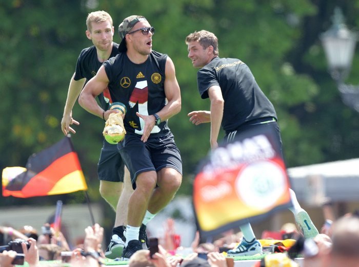 Η αποθέωση της παγκόσμιας πρωταθλήτριας: 500.000 Γερμανοί υποδέχθηκαν την εθνική τους [εικόνες&βίντεο] | iefimerida.gr 11