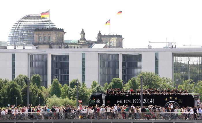 Η αποθέωση της παγκόσμιας πρωταθλήτριας: 500.000 Γερμανοί υποδέχθηκαν την εθνική τους [εικόνες&βίντεο] | iefimerida.gr 12