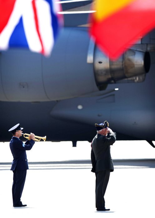 Φρίκη χωρίς τέλος: 74 φέρετρα και σακούλες με νεκρούς και μέλη σωμάτων από την MH17 έφτασαν σήμερα στην Ολλανδία | iefimerida.gr 0