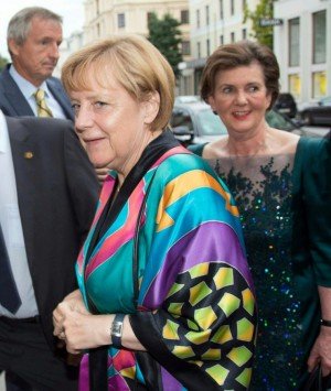 H Ανγκελα Μέρκελ πέταξε τα βαρετά σακάκια και φόρεσε... κιμονό! [εικόνες] | iefimerida.gr 0