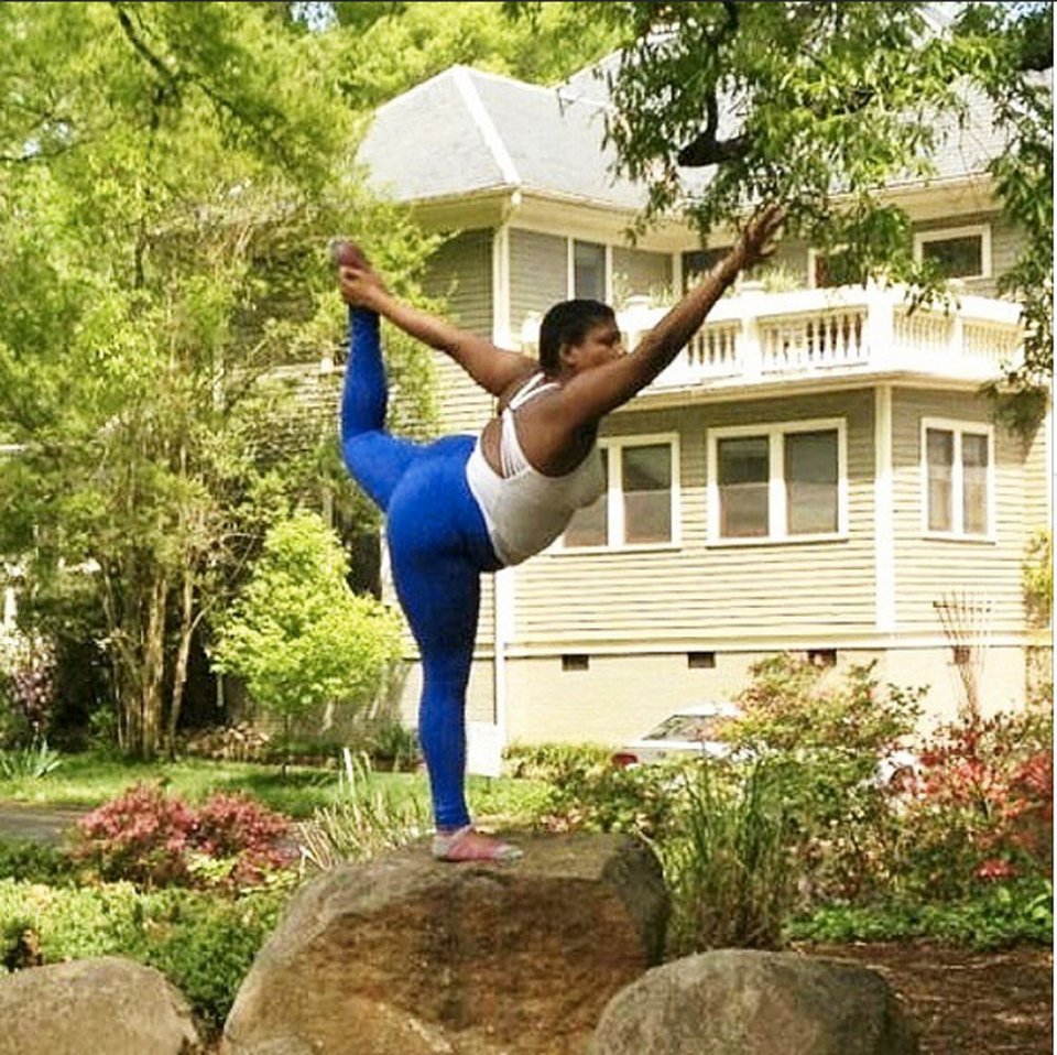 H plus size νεαρή που αλλάζει ζωές στο Instagram: Ανεβάζει φωτογραφίες κάνοντας γιόγκα [εικόνες] | iefimerida.gr 0