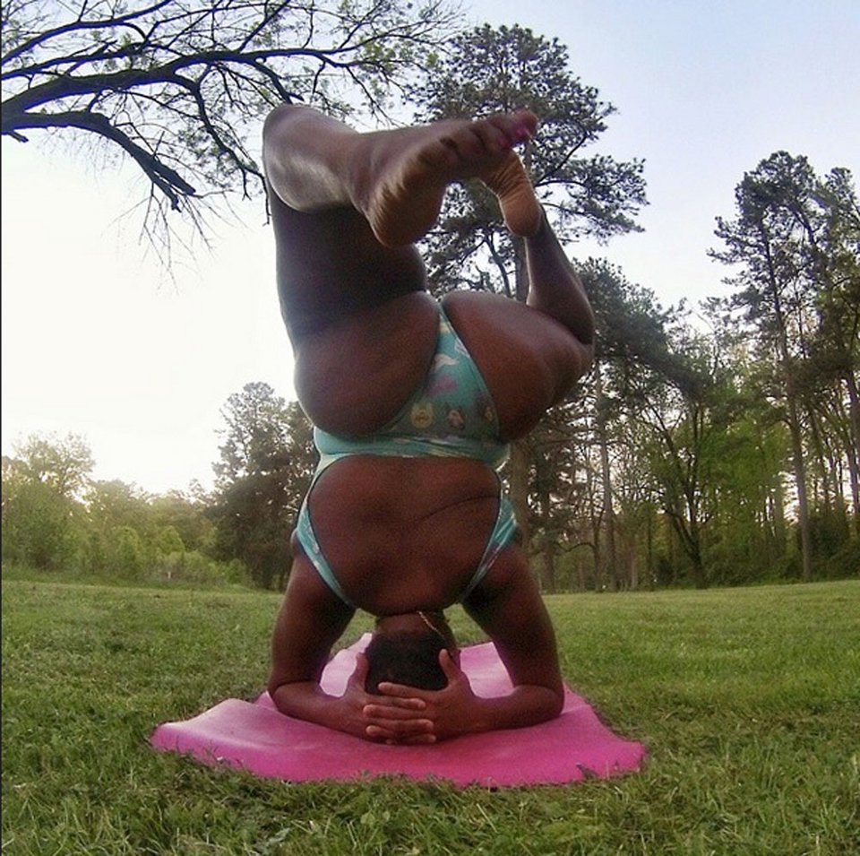 H plus size νεαρή που αλλάζει ζωές στο Instagram: Ανεβάζει φωτογραφίες κάνοντας γιόγκα [εικόνες] | iefimerida.gr 3