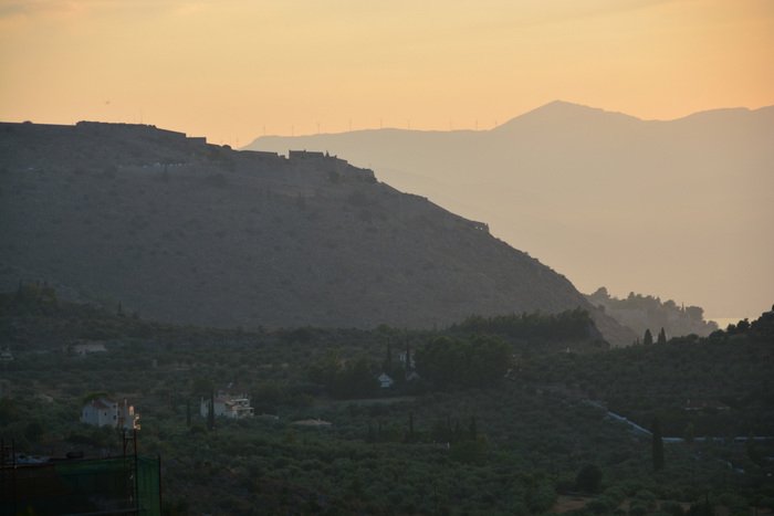 «Πνίγηκε» στην αφρικανική σκόνη το Ναύπλιο [εικόνες] | iefimerida.gr 0
