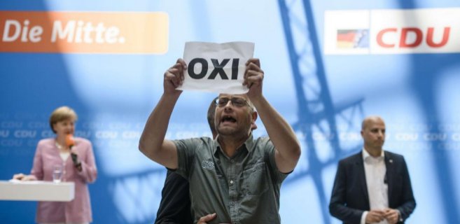 Ακτιβιστής διακόπτει ομιλία της Μέρκελ -Εκείνη απαντά «Ναι» στα ελληνικά [εικόνες & βίντεο] | iefimerida.gr 0