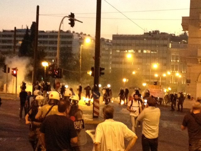 Επεισόδια με μολότοφ και χημικά στο κέντρο της Αθήνας -Εκαψαν βαν τηλεοπτικού σταθμού [εικόνες & βίντεο] | iefimerida.gr 7