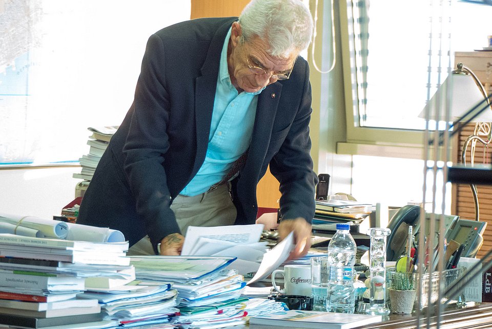 Το χαώδες γραφείο του Γιάννη Μπουτάρη -Εχει τα πάντα πάνω σε αυτό [εικόνα] | iefimerida.gr 0