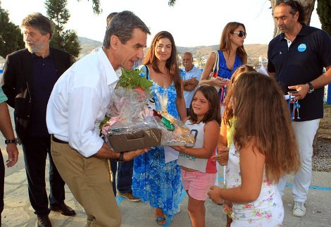 Στους Λειψούς ο Λοβέρδος για τον αγιασμό: Επαιξε μπάσκετ με τα παιδιά [εικόνες] | iefimerida.gr 0