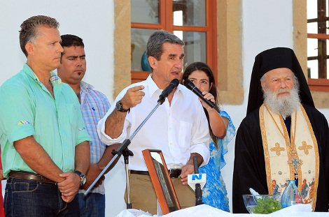 Στους Λειψούς ο Λοβέρδος για τον αγιασμό: Επαιξε μπάσκετ με τα παιδιά [εικόνες] | iefimerida.gr 6