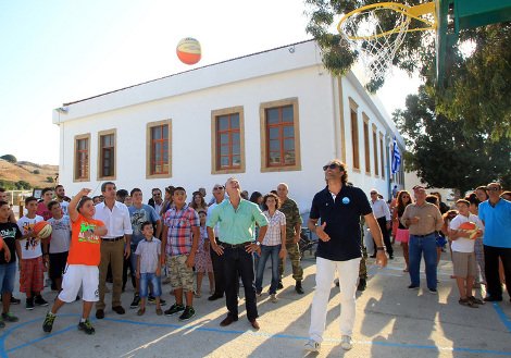 Στους Λειψούς ο Λοβέρδος για τον αγιασμό: Επαιξε μπάσκετ με τα παιδιά [εικόνες] | iefimerida.gr 5