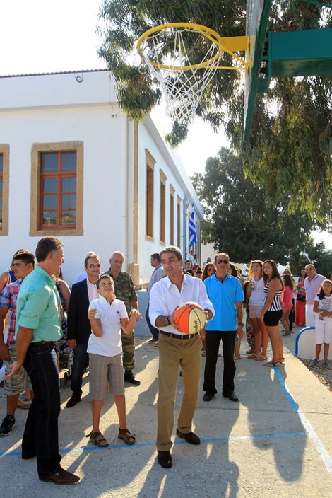 Στους Λειψούς ο Λοβέρδος για τον αγιασμό: Επαιξε μπάσκετ με τα παιδιά [εικόνες] | iefimerida.gr 4
