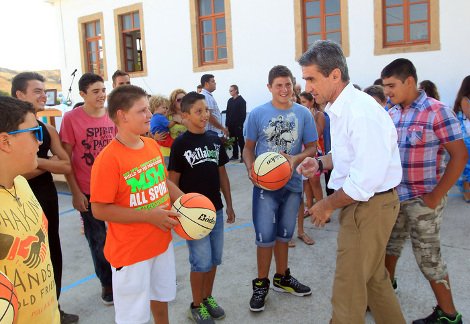 Στους Λειψούς ο Λοβέρδος για τον αγιασμό: Επαιξε μπάσκετ με τα παιδιά [εικόνες] | iefimerida.gr 3
