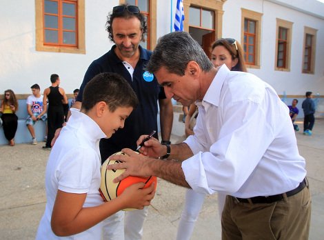 Στους Λειψούς ο Λοβέρδος για τον αγιασμό: Επαιξε μπάσκετ με τα παιδιά [εικόνες] | iefimerida.gr 2