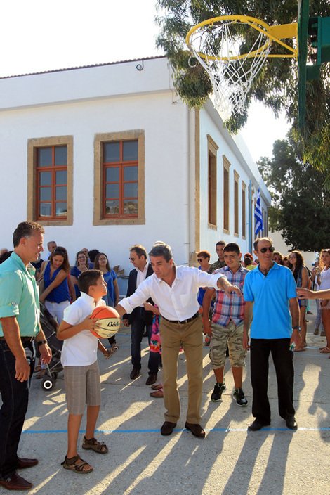 Στους Λειψούς ο Λοβέρδος για τον αγιασμό: Επαιξε μπάσκετ με τα παιδιά [εικόνες] | iefimerida.gr 1