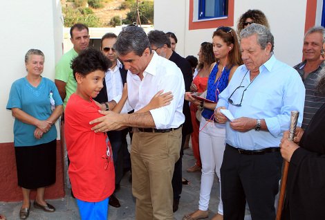 Στους Λειψούς ο Λοβέρδος για τον αγιασμό: Επαιξε μπάσκετ με τα παιδιά [εικόνες] | iefimerida.gr 7