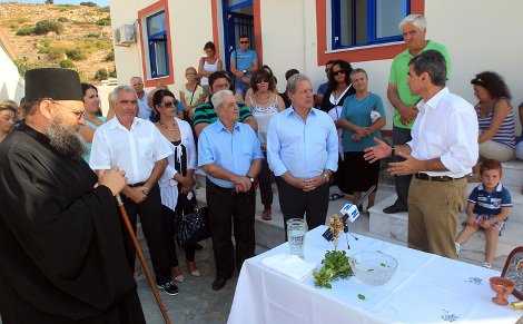Στους Λειψούς ο Λοβέρδος για τον αγιασμό: Επαιξε μπάσκετ με τα παιδιά [εικόνες] | iefimerida.gr 8