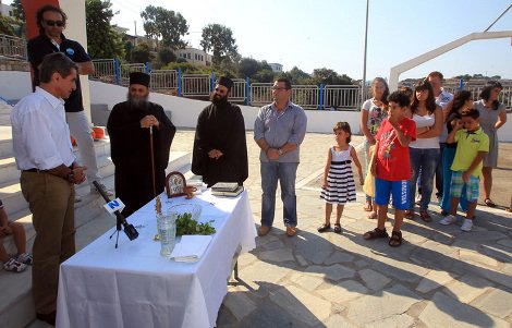Στους Λειψούς ο Λοβέρδος για τον αγιασμό: Επαιξε μπάσκετ με τα παιδιά [εικόνες] | iefimerida.gr 9