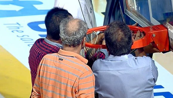 Διεκόπη το Αρης-ΑΕΚ επειδή... γκρεμίστηκε η μπασκέτα [εικόνες & βίντεο] | iefimerida.gr 1